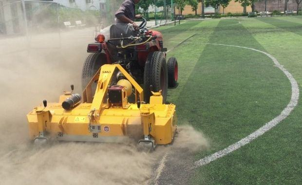 Làm sạch sân định kỳ bằng máy chuyên dụng