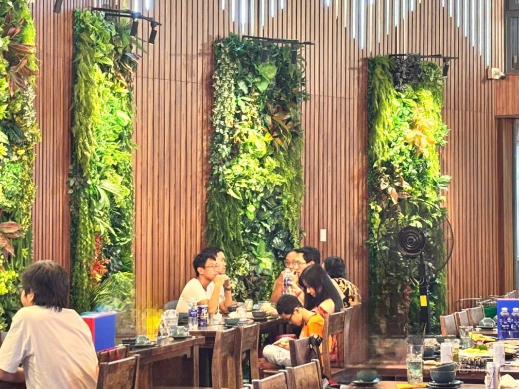 co-dan-tuong-trang-tri-quan-an