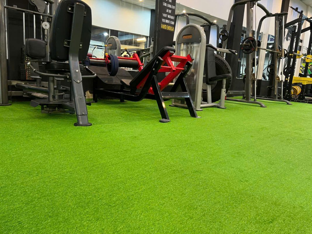 cỏ nhân tạo trải trong phòng gym thực tế