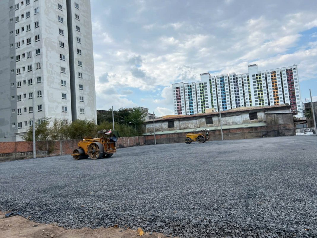 dọn nền sân cỏ nhân tạo 
