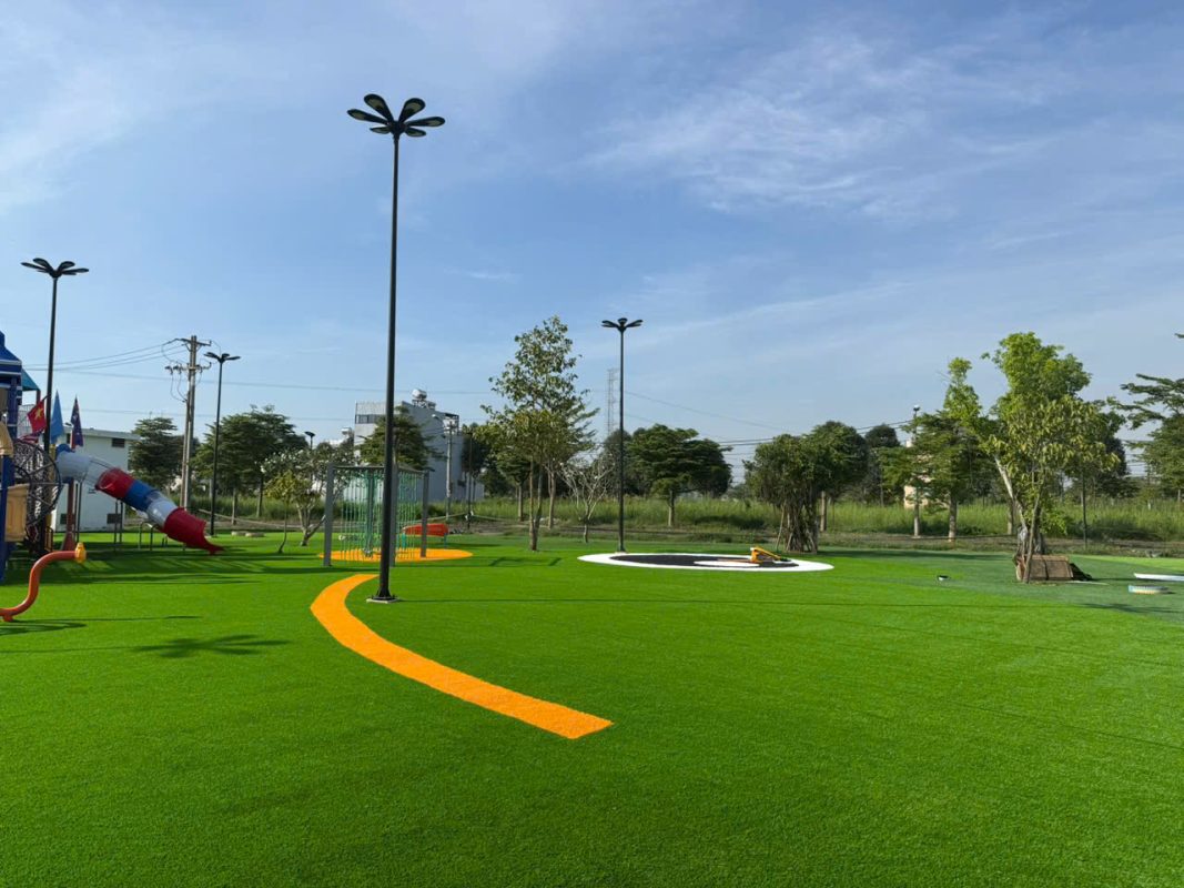 Thi công cỏ nhân tạo thực tê