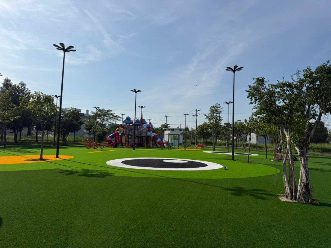 thi công cỏ nhân tạo màu đen tại công trình thực tế