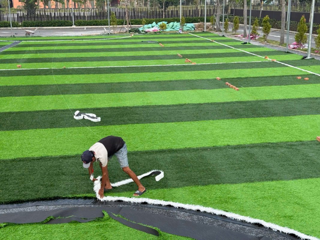 Hình thi công cỏ nhân tạo sân bóng chuyên nghiệp thực tế