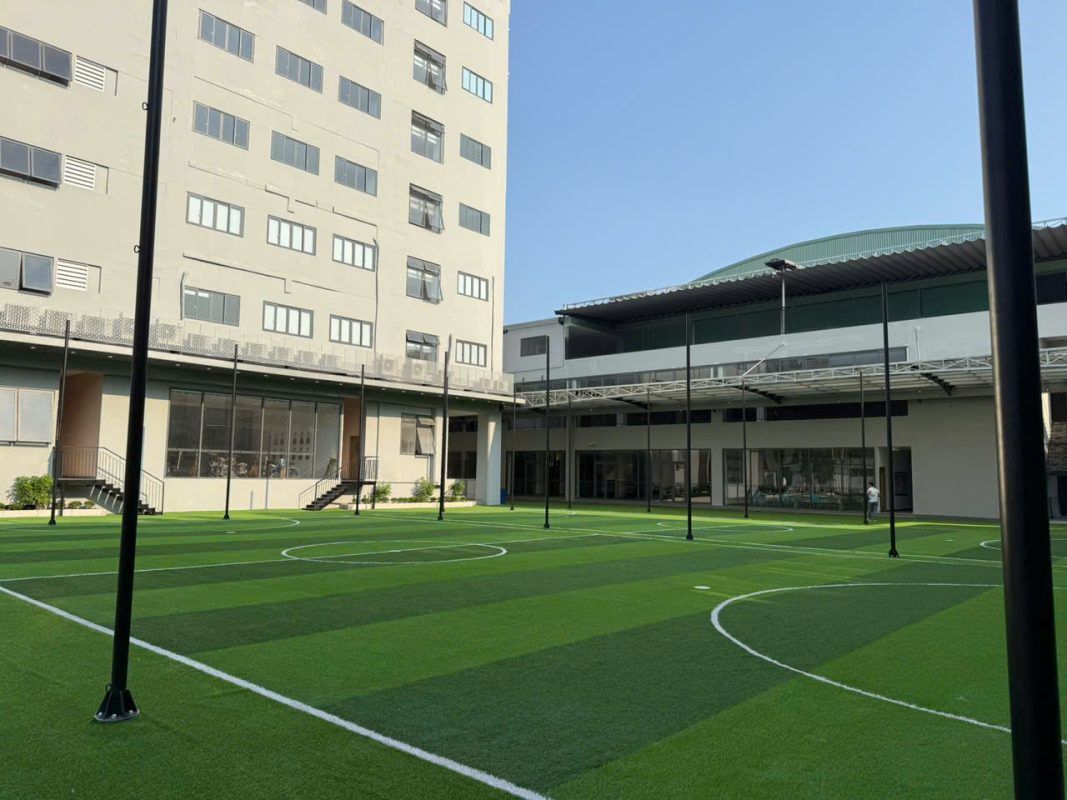 thi công cỏ nhân tạo sân bóng mini thực tế