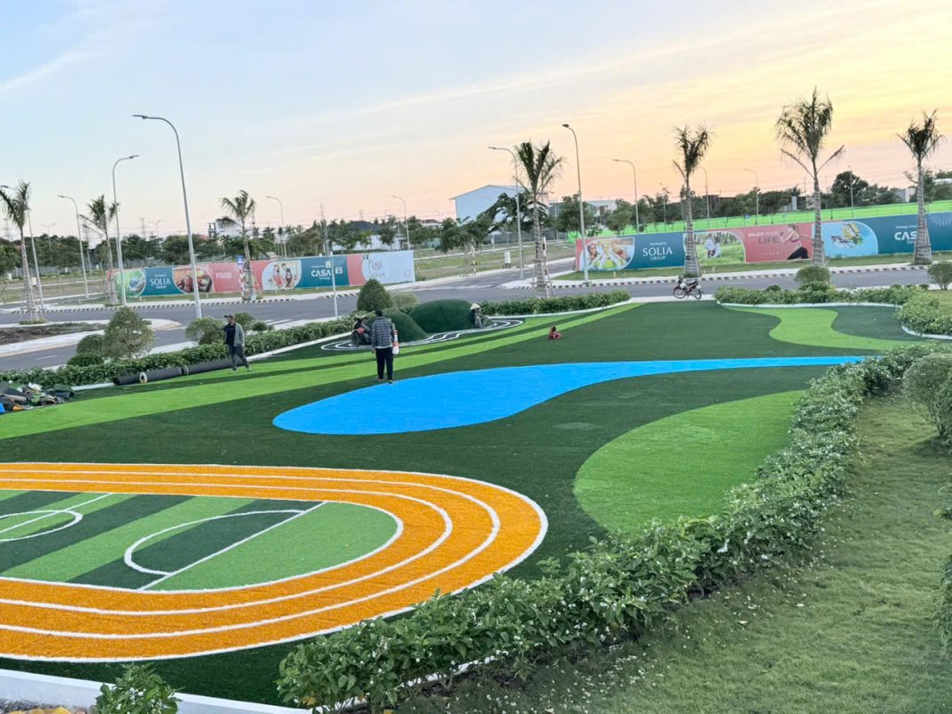 Hình thi công cỏ nhân tạo sân chơi thực tế