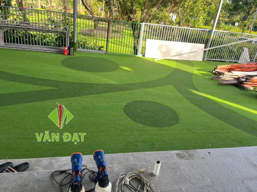 thi công cỏ nhân tạo sân vườn đẹp tự nhiên