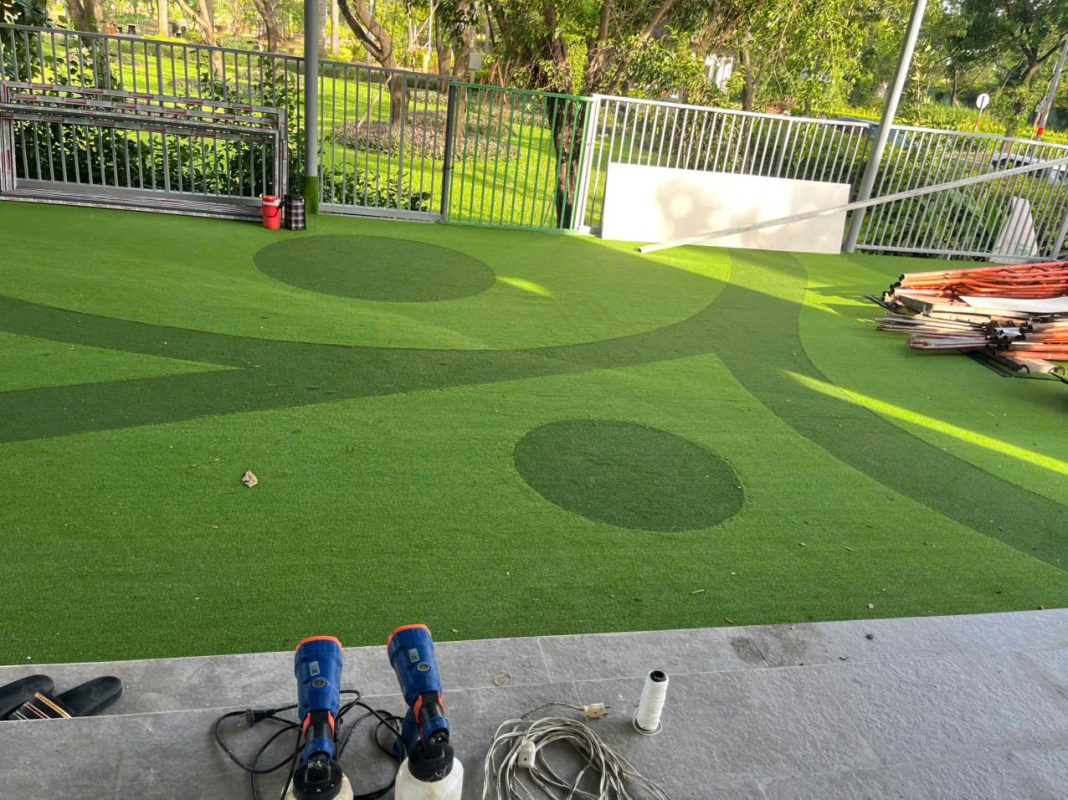thi công cỏ nhân tạo sân vườn thực tế