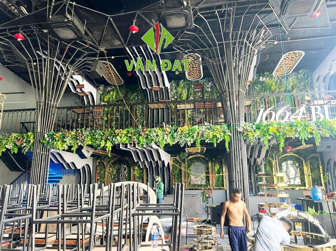 Thi công tường cây giả nhà hàng