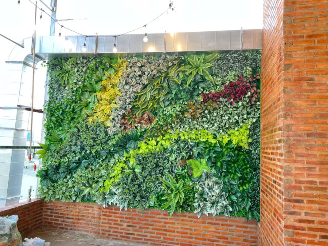 Vách cây giả trang trí quán cafe