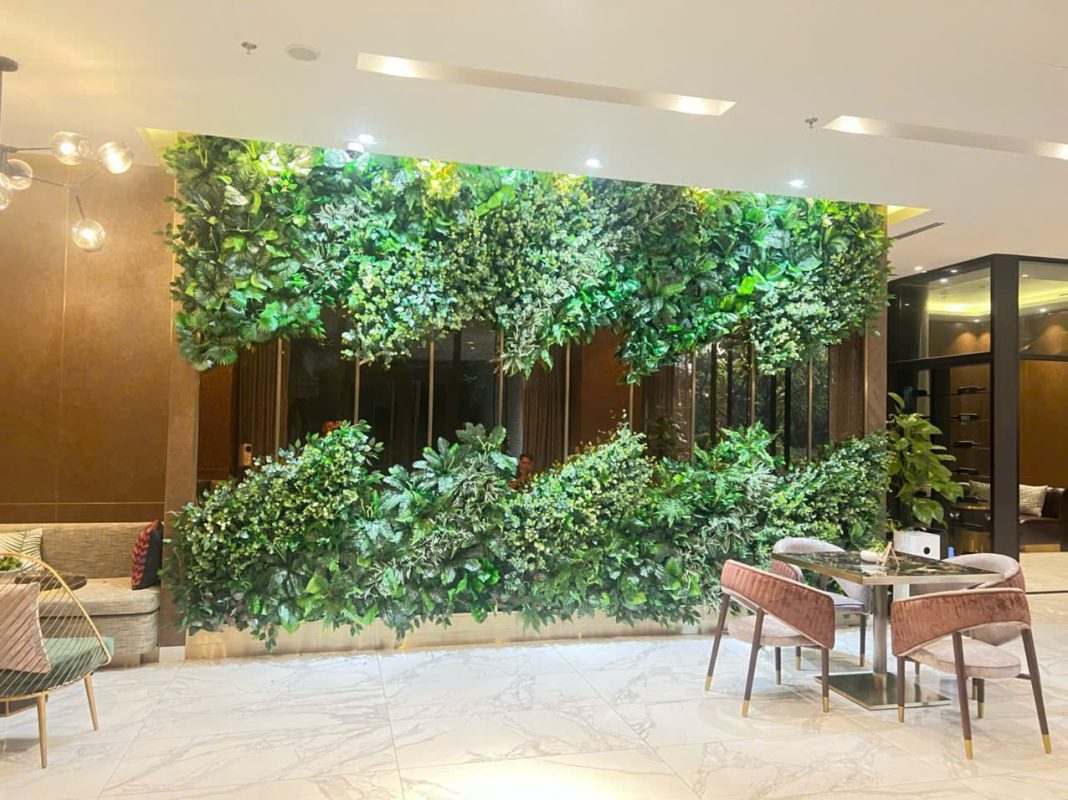 Tường cây giả trang trí quán cafe