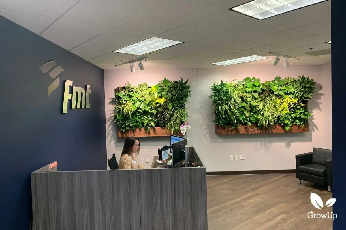 V&aacute;ch c&acirc;y giả đẹp kết hợp logo thương hiệu doanh nghiệp